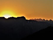 06 Splendido tramonto del sole sul Monte Sornadello con accanto il Resegone
